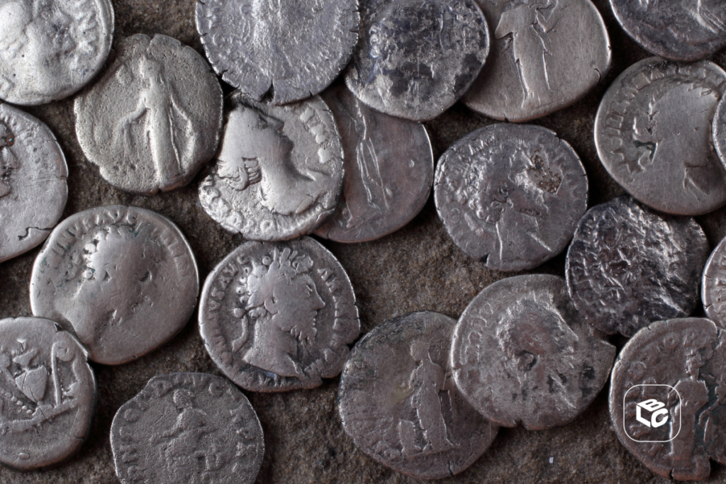 Moedas antigas romanas, possivelmente ilustrando a origem dos precatórios.
