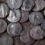 Moedas antigas romanas, possivelmente ilustrando a origem dos precatórios.
