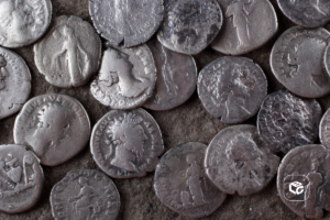 Moedas antigas romanas, possivelmente ilustrando a origem dos precatórios.